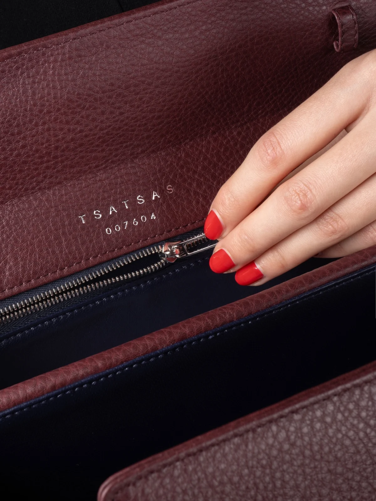 TSATSAS Revitalizes Dieter Rams’ Iconic 931 Handbag with a Rich Burgundy Hue, Upholding Timeless Design Principles and Sustainable Craftsmanship.