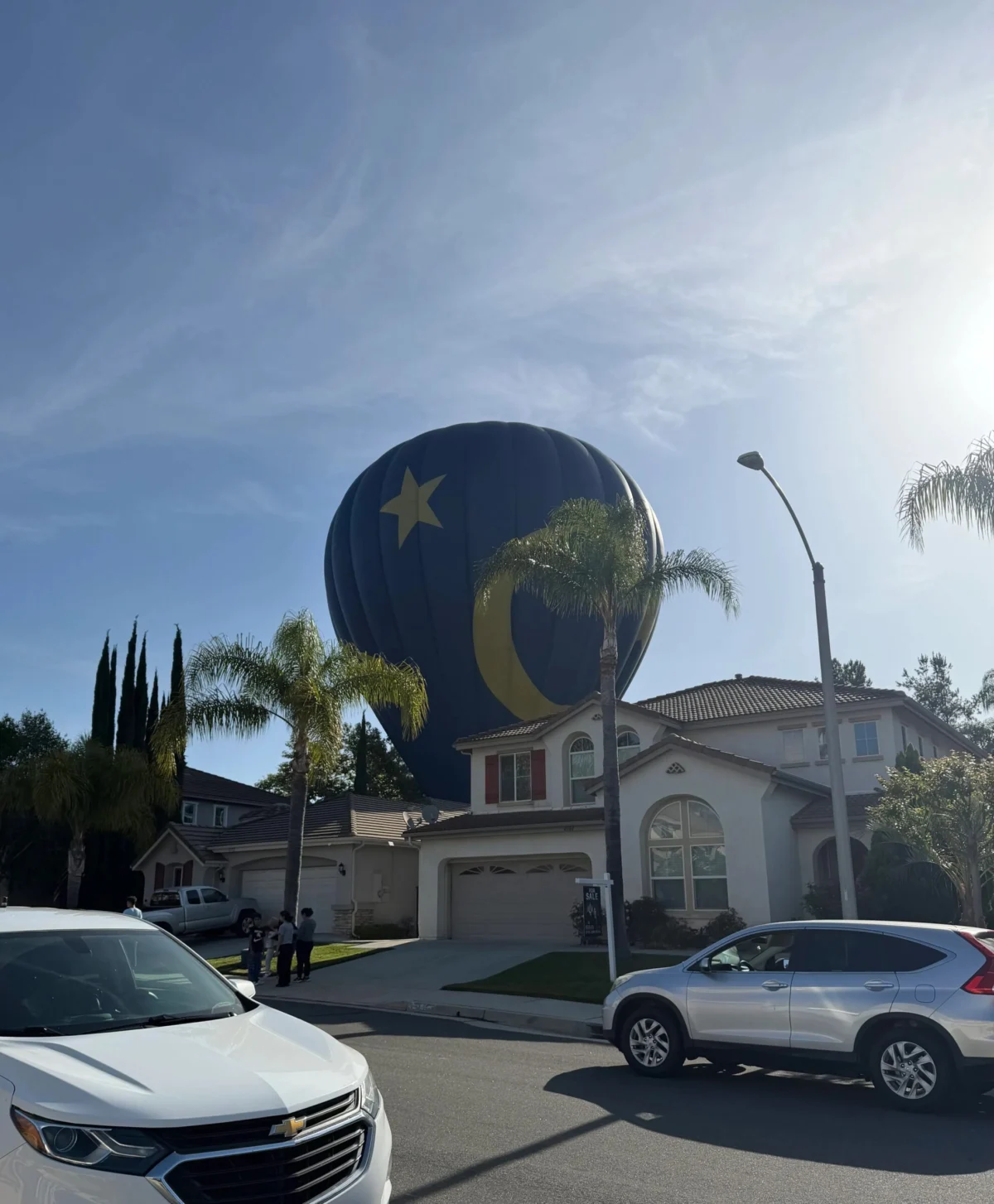 Unexpected Descent: The Logistics and Safety Protocols Behind a Hot-Air Balloon’s Backyard Landing in Temecula