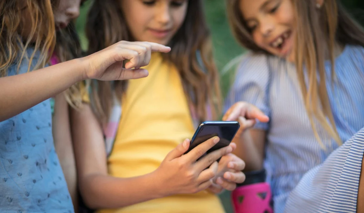 Navigating the Digital Playground: A Comprehensive Guide to Managing Children and Group Chat Dynamics